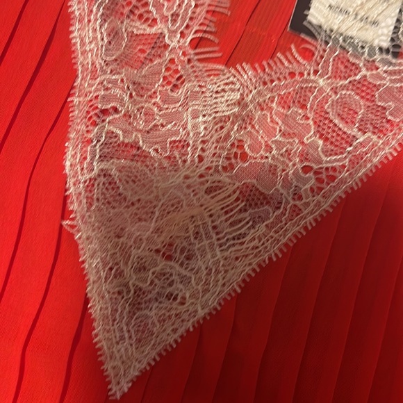 Romeo & Juliet Red Tank with Lace detail - M - Picture 6 of 7